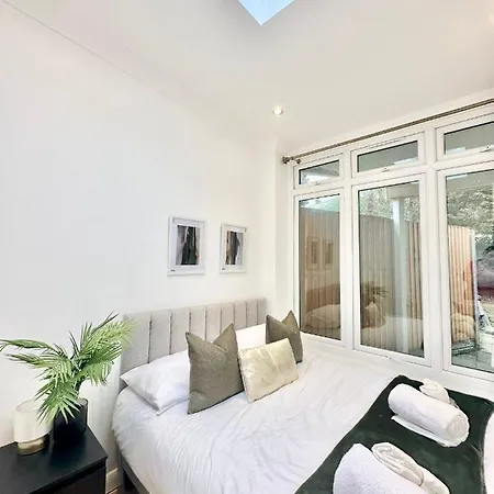 London Charm - Stylish Room In Spacious Home Exterior photo
