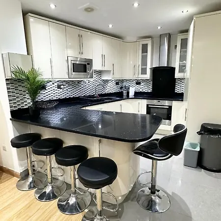 London Charm - Stylish Room In Spacious Home Exterior photo