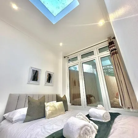 London Charm - Stylish Room In Spacious Home Exterior photo