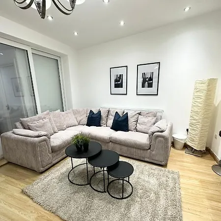 London Charm - Stylish Room In Spacious Home Exterior photo